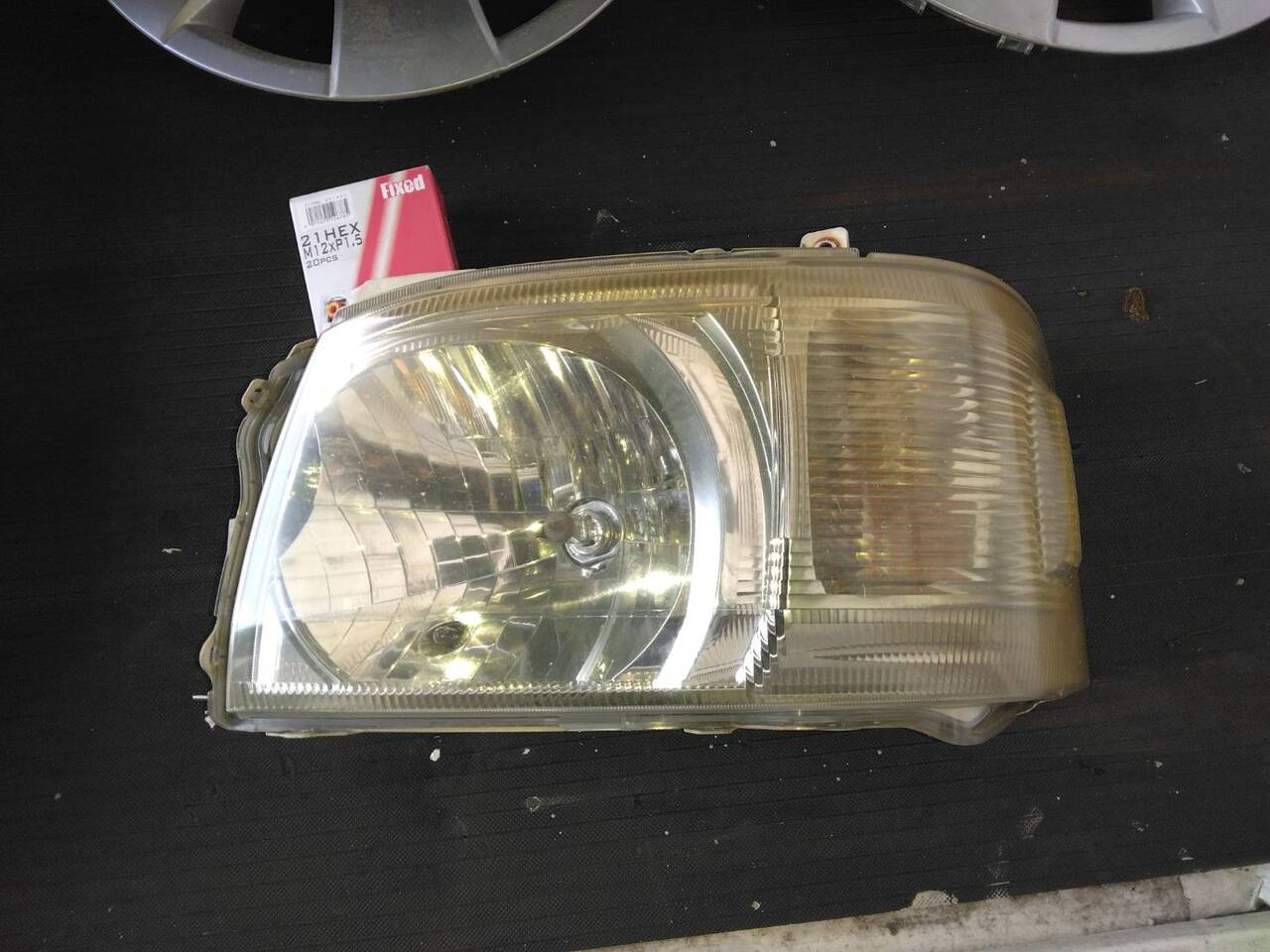 ハイエースヘッドライト純正(L)KDH200V で使用(中古)