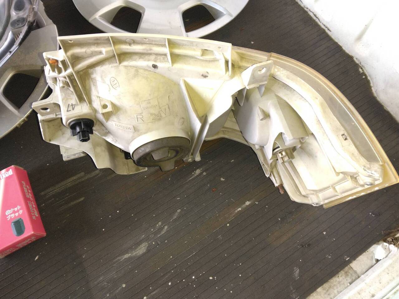 ハイエースヘッドライト純正(R)KDH200V で使用(中古)