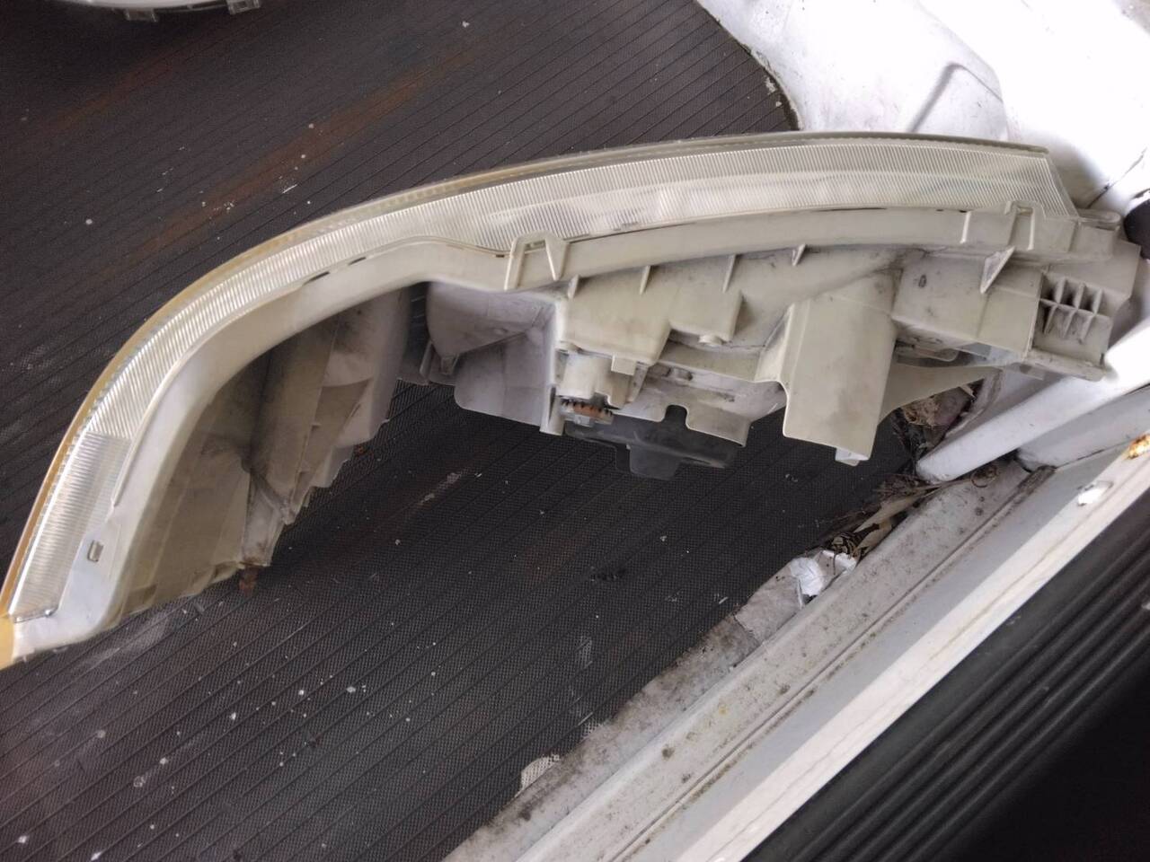 ハイエースヘッドライト純正(R)KDH200V で使用(中古)