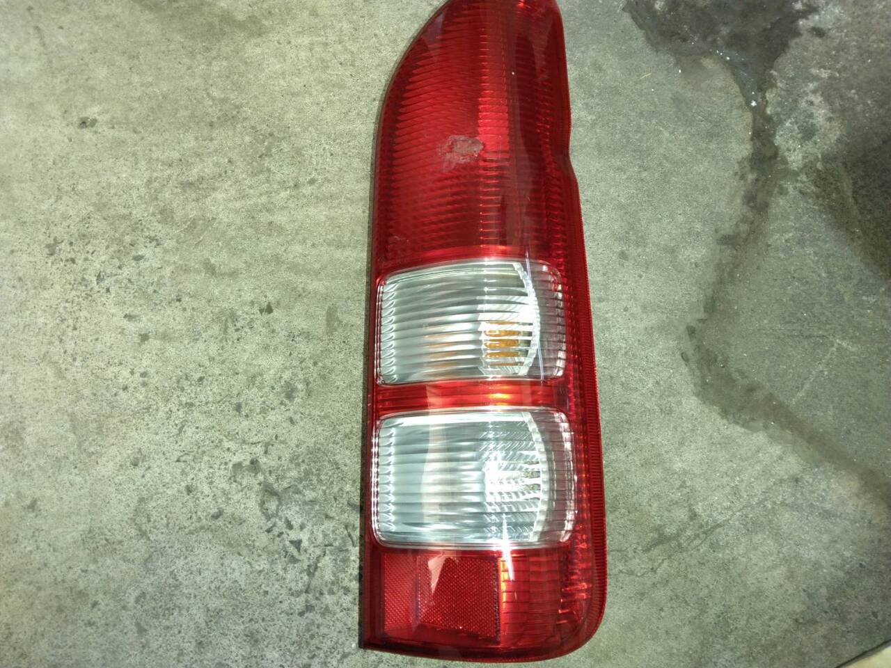 テールランプ ハイエース200系純正(R)KDH200V で使用(中古)