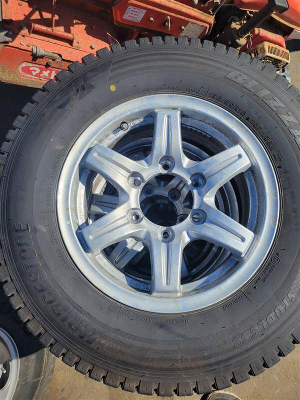 (棚卸まとめ売り)スタッドレスタイヤ 4本 【ブリヂストン】【195/80R15】(中古)