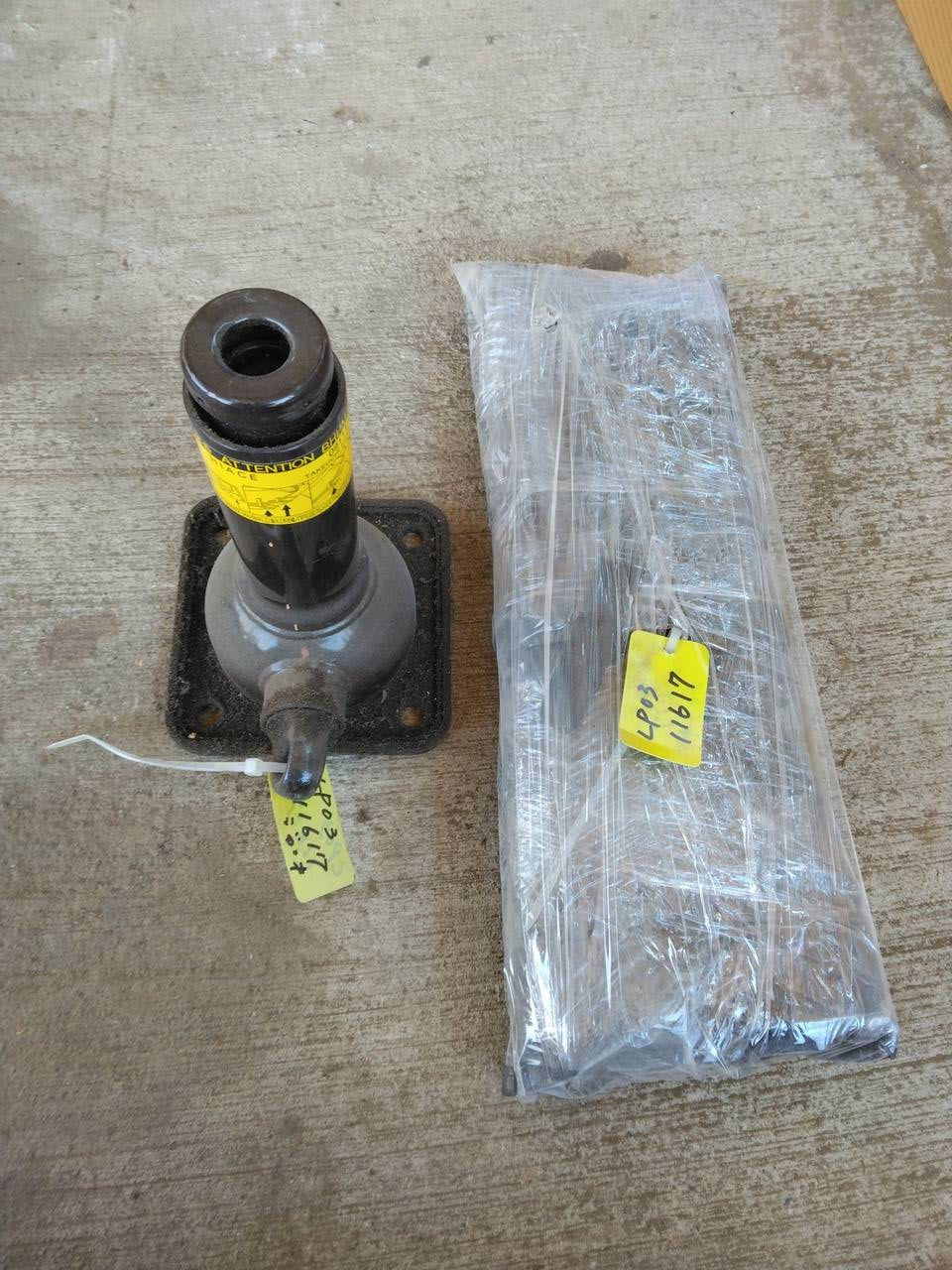 ジャッキ 【工具付き】 ハイエース CBF-TRH200V / TRH200-0183579 から回収(中古)