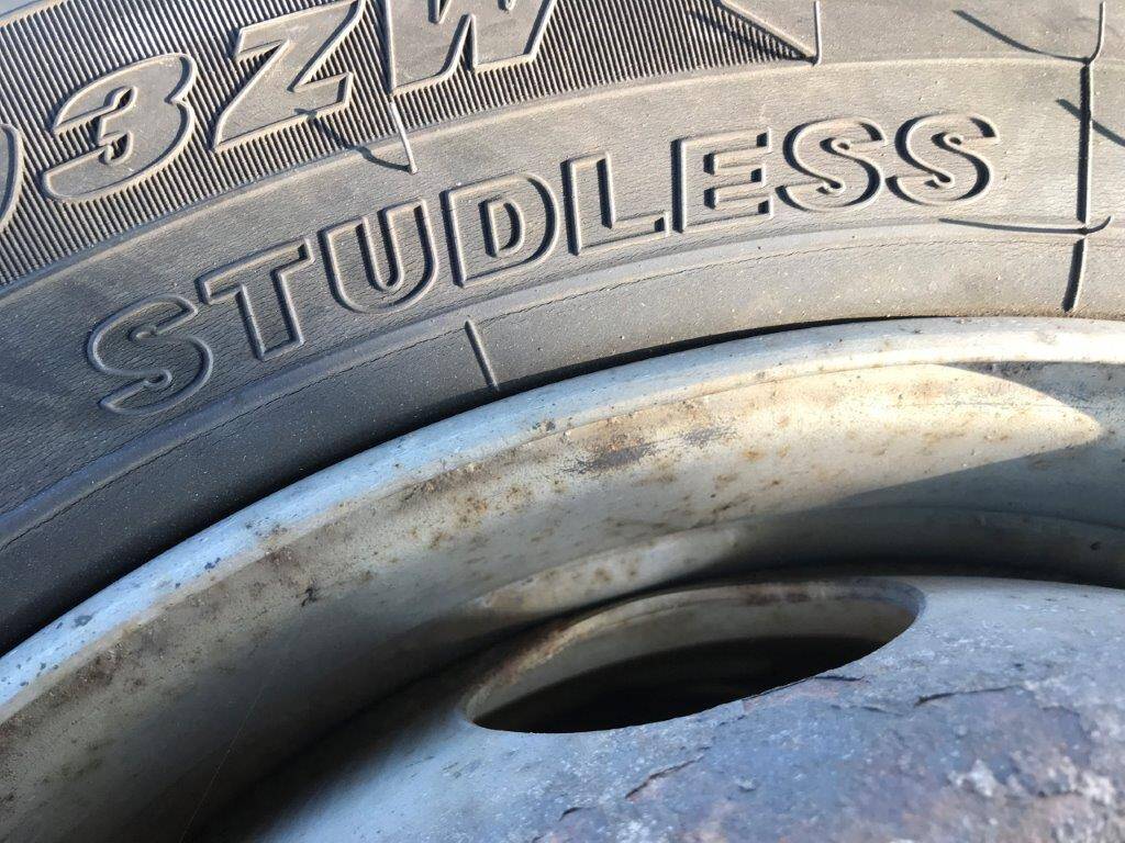 弥富纏め売り タイヤ スタッドレス4本 YOKOHAMA 245/70R19,5 136/134J(中古)