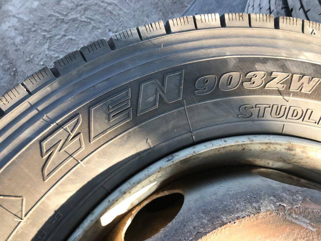 弥富纏め売り タイヤ スタッドレス4本 YOKOHAMA 245/70R19,5 136/134J(中古)