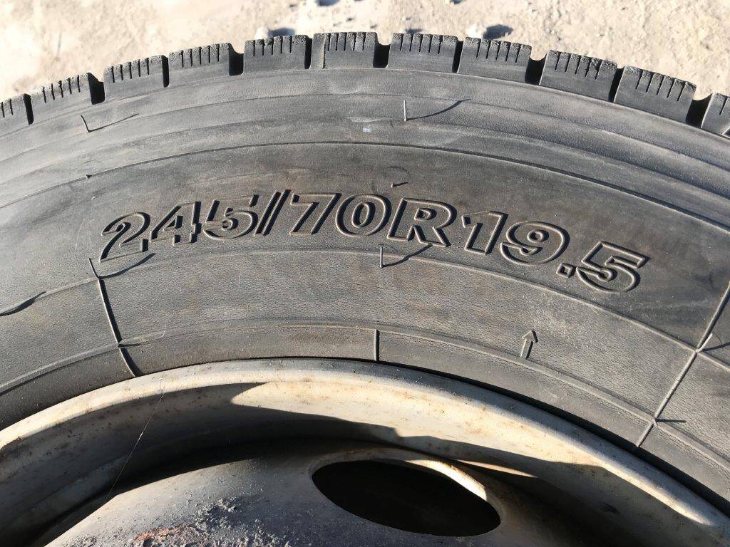 弥富纏め売り タイヤ スタッドレス4本 YOKOHAMA 245/70R19,5 136/134J(中古)