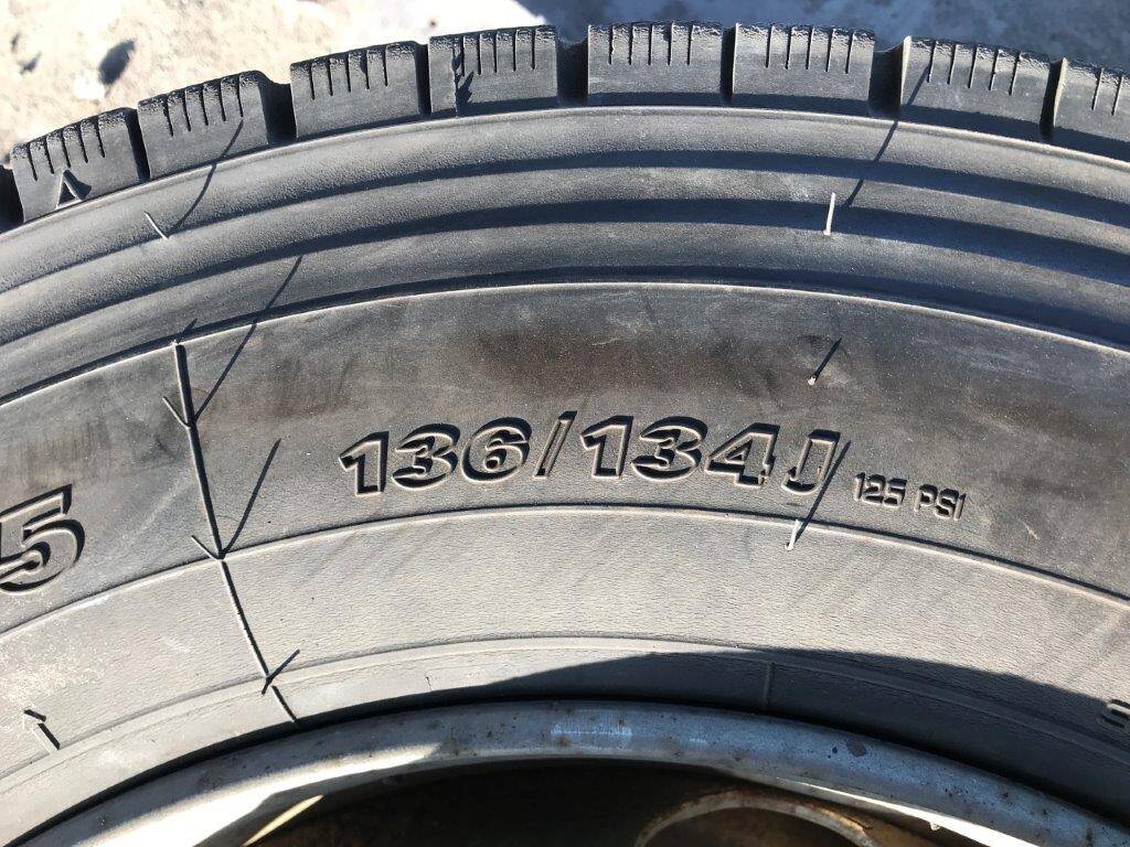 弥富纏め売り タイヤ スタッドレス4本 YOKOHAMA 245/70R19,5 136/134J(中古)