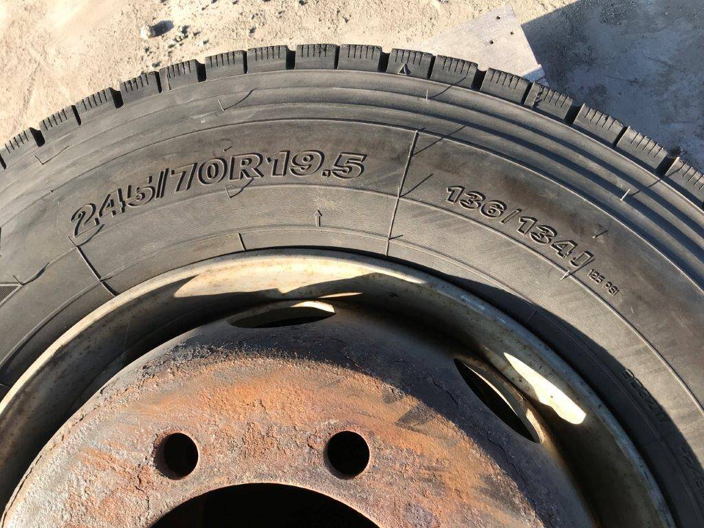 弥富纏め売り タイヤ スタッドレス4本 YOKOHAMA 245/70R19,5 136/134J(中古)