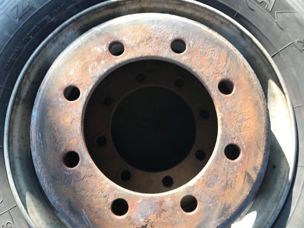 弥富纏め売り タイヤ スタッドレス4本 YOKOHAMA 245/70R19,5 136/134J(中古)