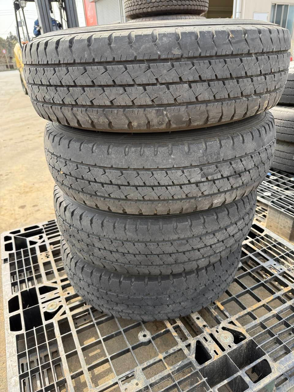 (棚卸まとめ売り)タイヤ 4本 Goodyear 195/80R15(中古)