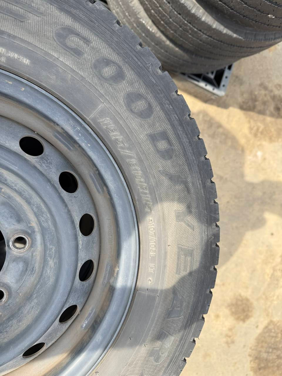 (棚卸まとめ売り)タイヤ 4本 Goodyear 195/80R15(中古)