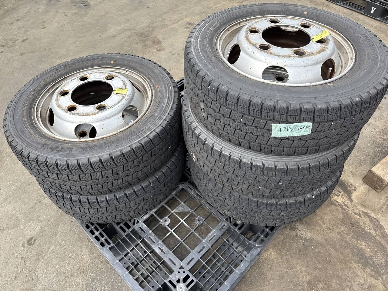 (棚卸まとめ売り)スタッドレスタイヤ 5本 DUNLOP 225/60R17.5(中古)