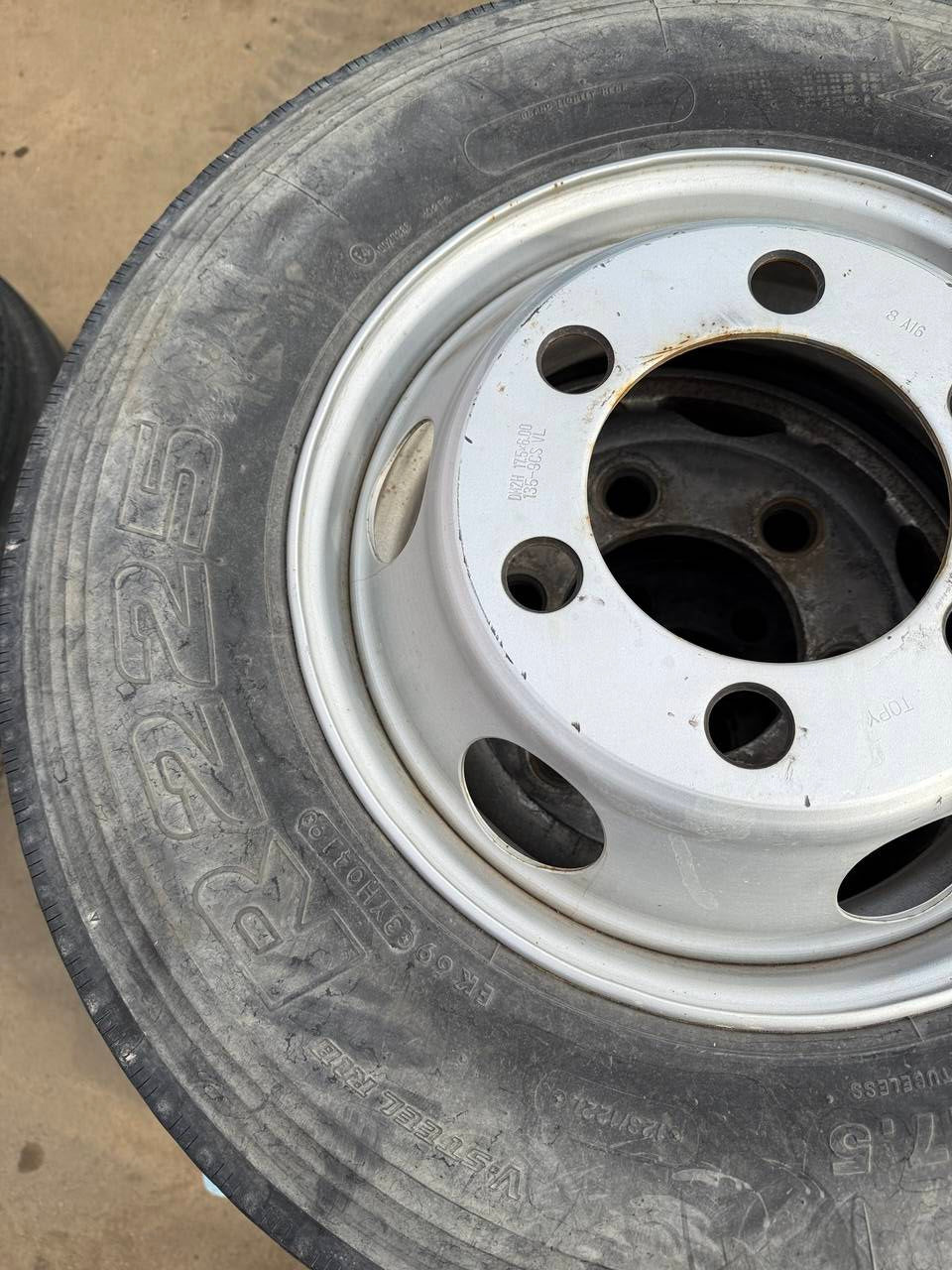 (棚卸まとめ売り)タイヤ 4本 【Bridgestone R225】【225/80R17.5】(中古)