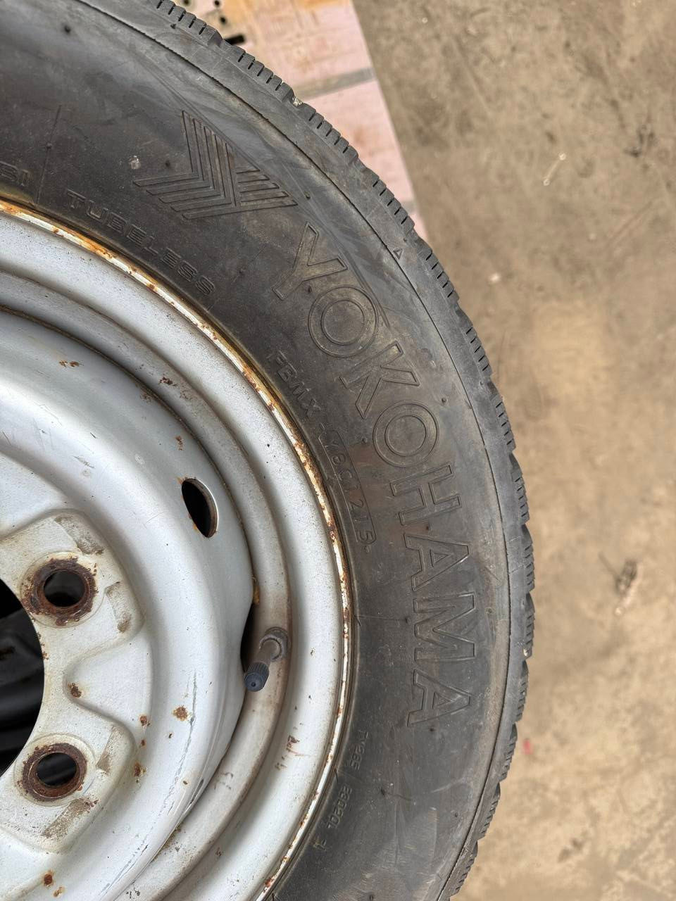 (棚卸まとめ売り)タイヤ 4本 【YOKOHAMA】【215/65R15】(中古)
