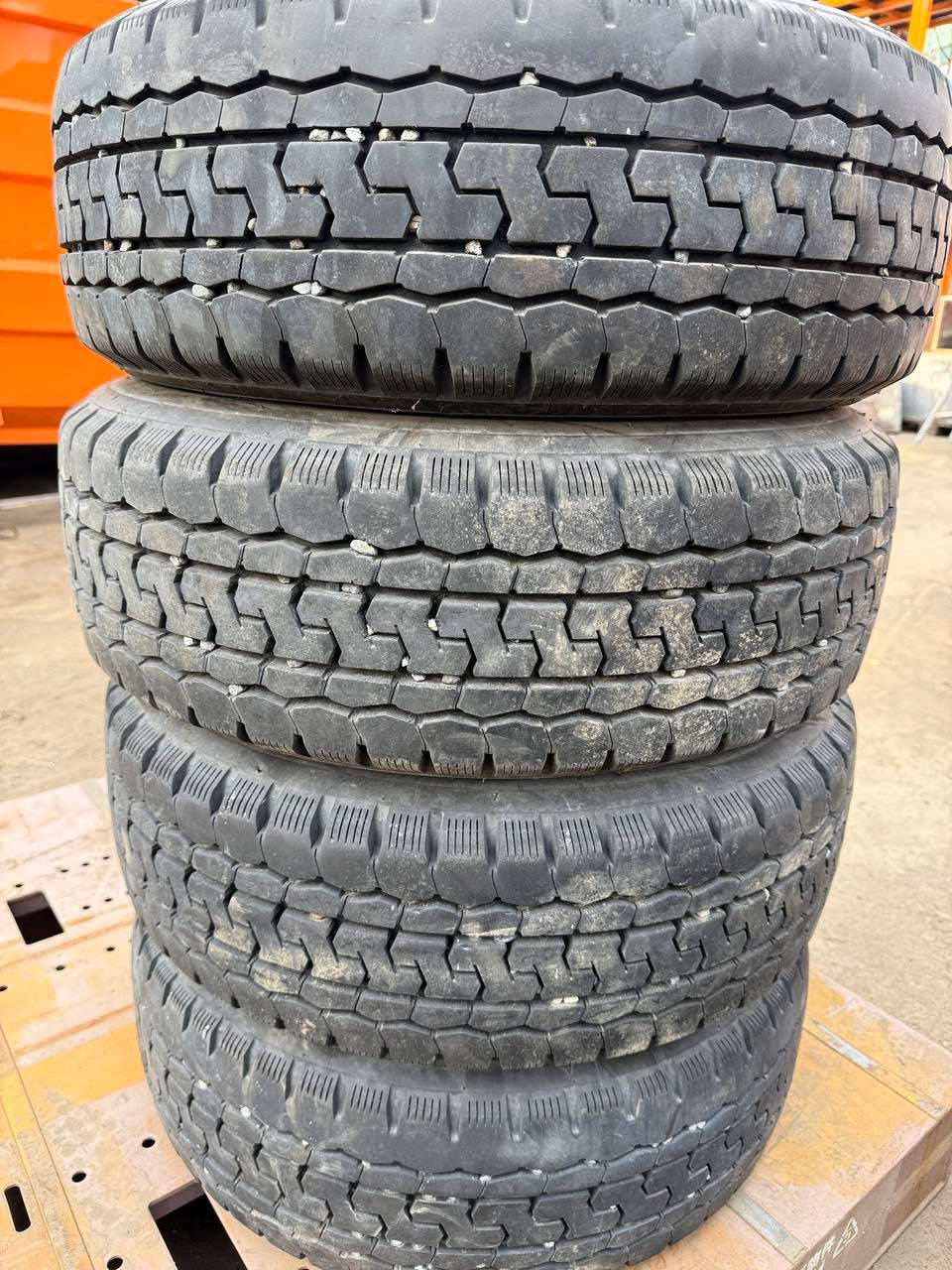 (棚卸まとめ売り)タイヤ 4本 【YOKOHAMA】【215/65R15】(中古)