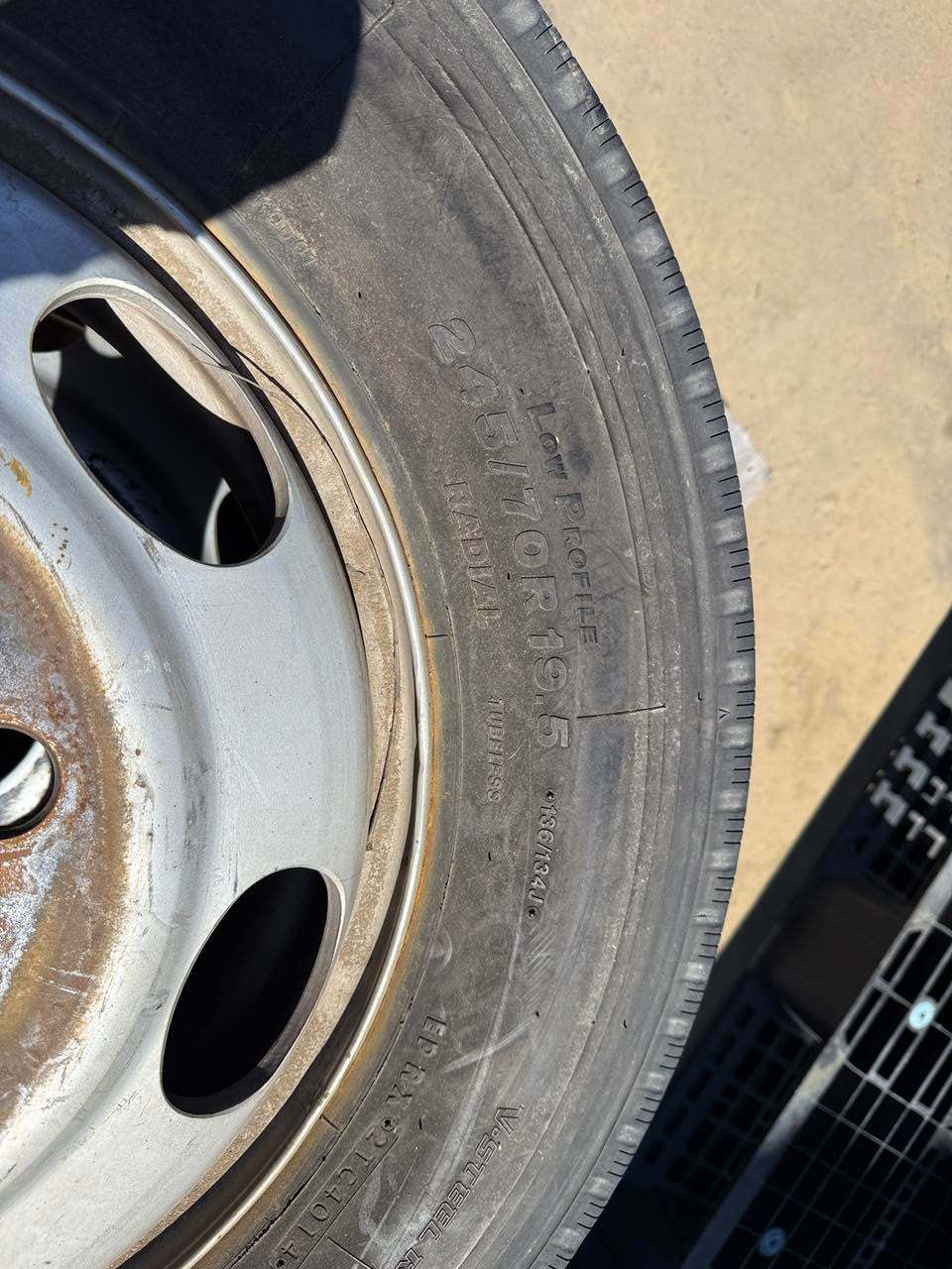 (棚卸まとめ売り)タイヤ 2本 【Bridgestone】【245/70R19.5】(中古)