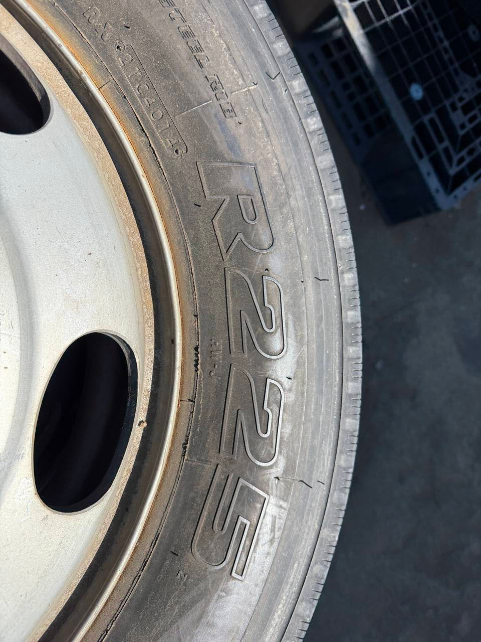 (棚卸まとめ売り)タイヤ 2本 【Bridgestone】【245/70R19.5】(中古)