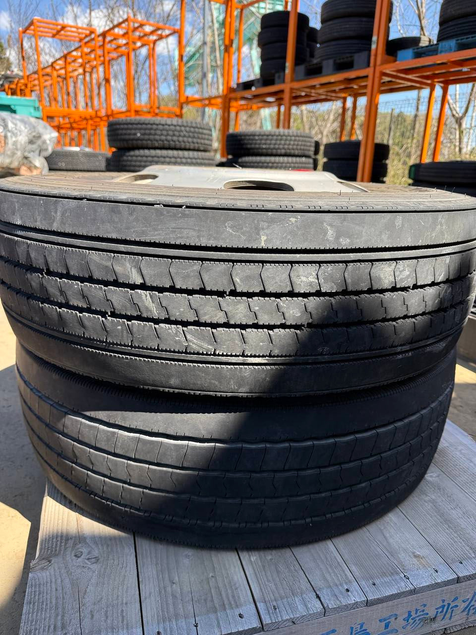 (棚卸まとめ売り)タイヤ 2本 【Bridgestone】【245/70R19.5】(中古)