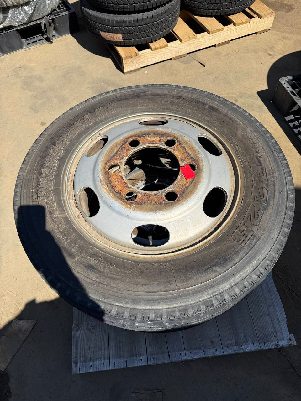 (棚卸まとめ売り)タイヤ 2本 【Bridgestone】【245/70R19.5】(中古)