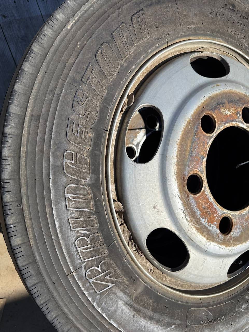 (棚卸まとめ売り)タイヤ 2本 【Bridgestone】【245/70R19.5】(中古)