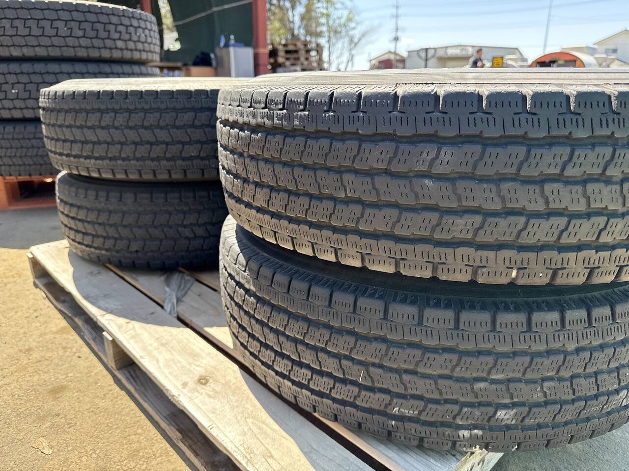 (棚卸まとめ売り)タイヤ Yokohama 4本 195/80R15 107/105LLT (中古)