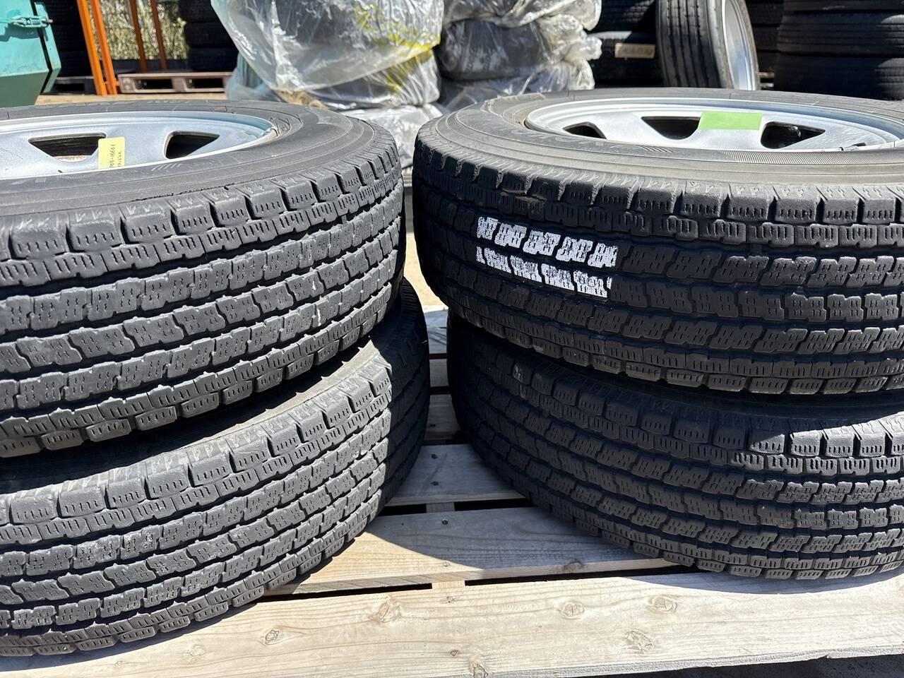 (棚卸まとめ売り)タイヤ Yokohama 4本 195/80R15 107/105LLT (中古)