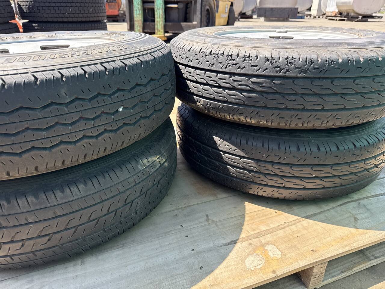 (棚卸まとめ売り)タイヤ 4本 Bridgestone 195/80R15(中古)