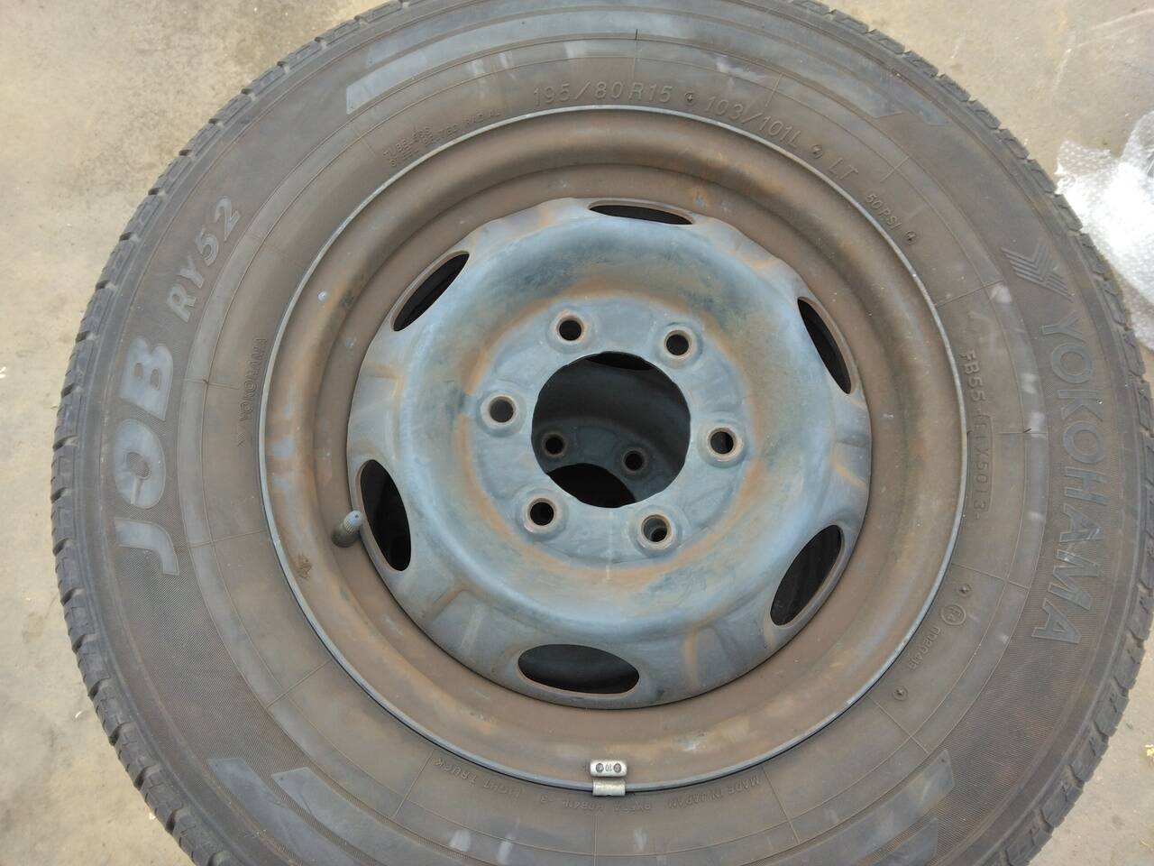 (棚卸まとめ売り)タイヤ 4本 【yokohama】【195/80R15】(中古)
