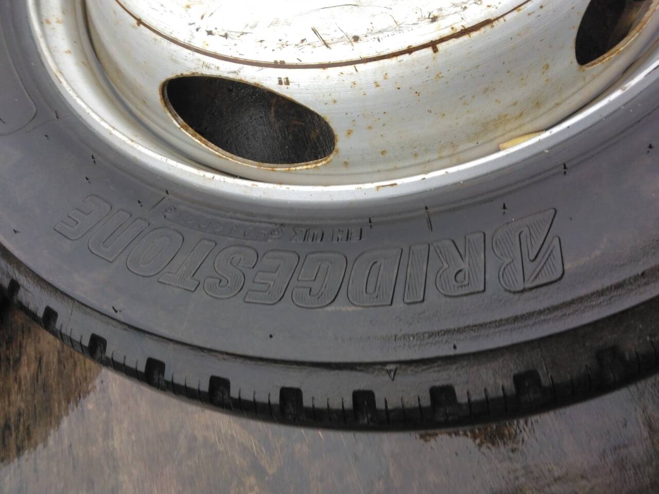 (棚卸まとめ売り)スタッドレスタイヤ 6本 GOODYEAR 205/60R17.5 (中古)