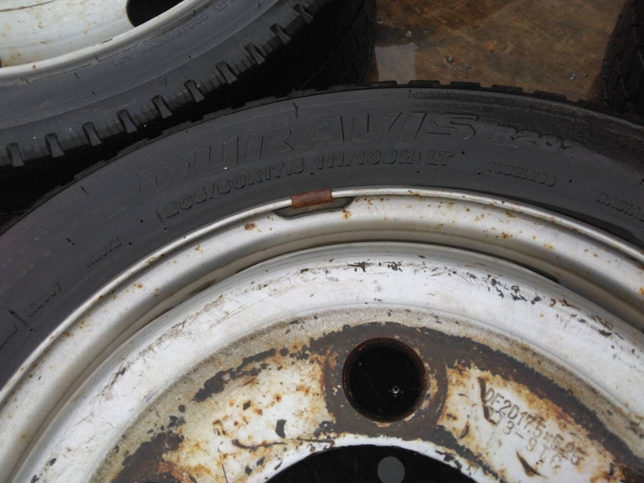 (棚卸まとめ売り)スタッドレスタイヤ 6本 GOODYEAR 205/60R17.5 (中古)