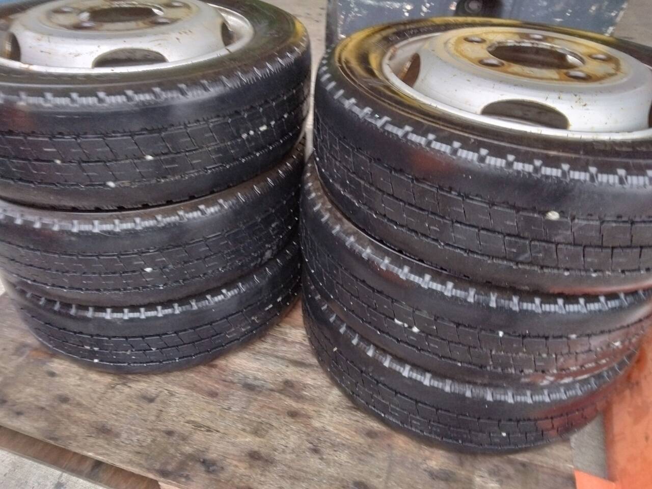 (棚卸まとめ売り)スタッドレスタイヤ 6本 GOODYEAR 205/60R17.5 (中古)