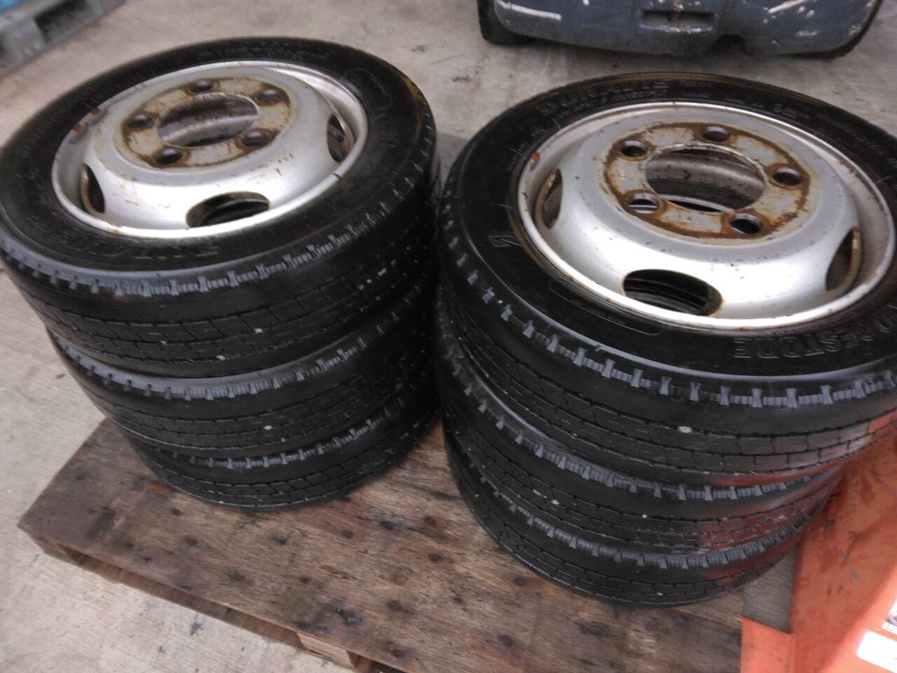 (棚卸まとめ売り)スタッドレスタイヤ 6本 GOODYEAR 205/60R17.5 (中古)