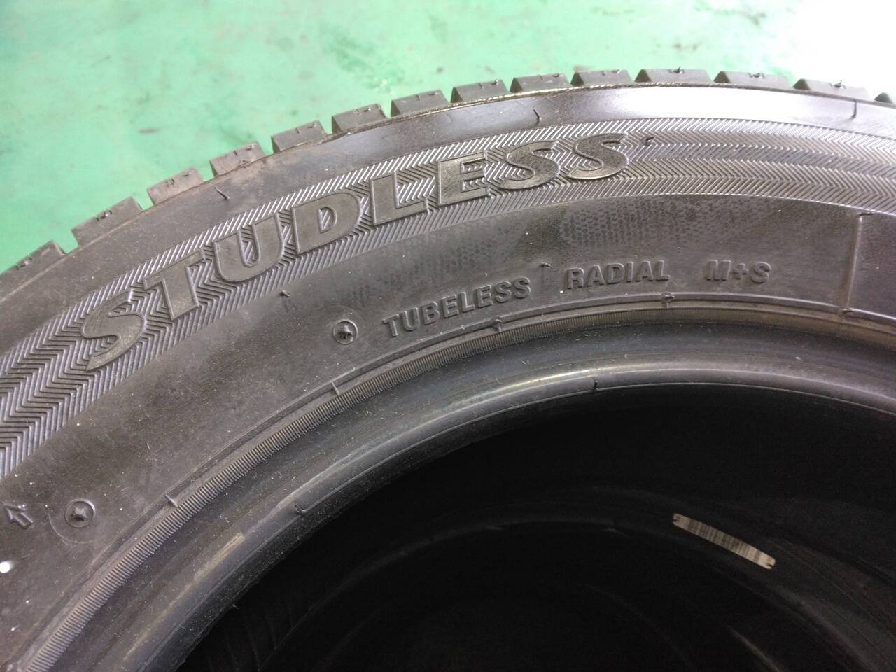 (棚卸まとめ売り)スタッドレスタイヤ 4本【145R12LT】【BRIDGESTONE】(中古)