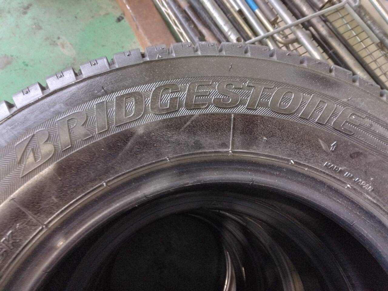 (棚卸まとめ売り)スタッドレスタイヤ 4本【145R12LT】【BRIDGESTONE】(中古)