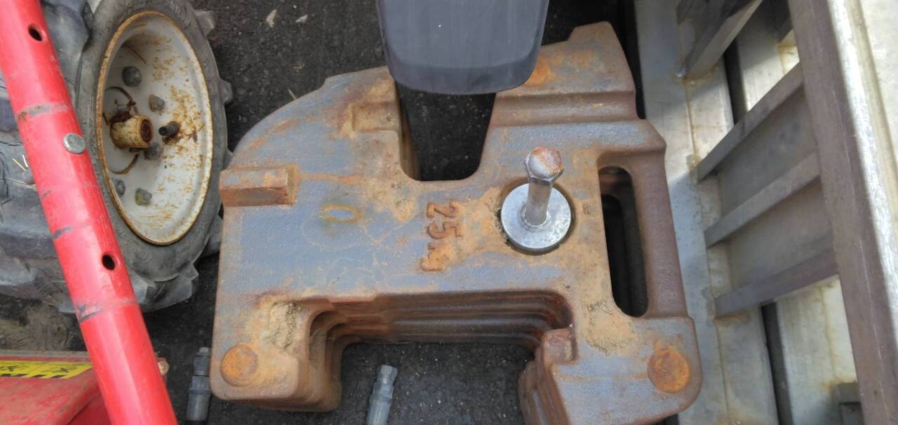 トラクター カウンターウエイト4個 1個25kg クボタGM73より取り外し(中古)