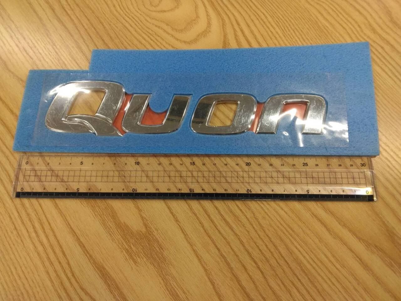 エンブレム QUONクオン(中古)
