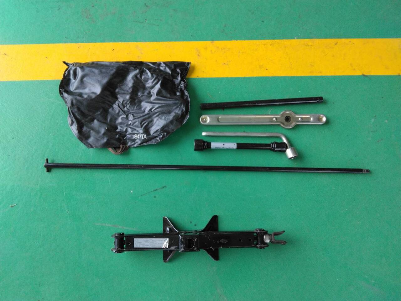ジャッキ 工具付き 1300KG (中古)