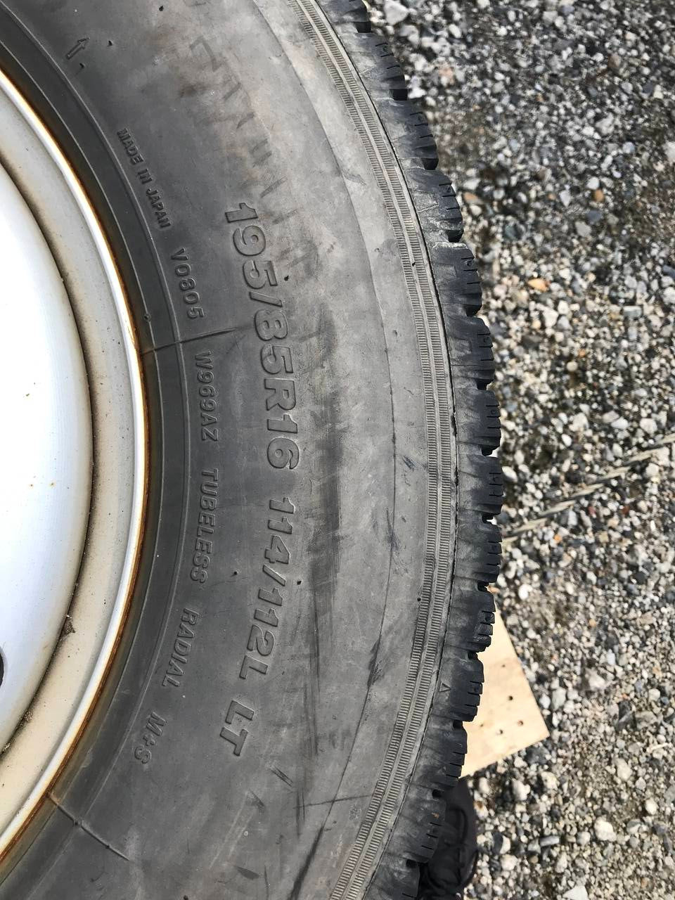 弥富纏め売り タイヤ 3本 スタッドレスタイヤ 195/85R16 ブリジストン (中古)