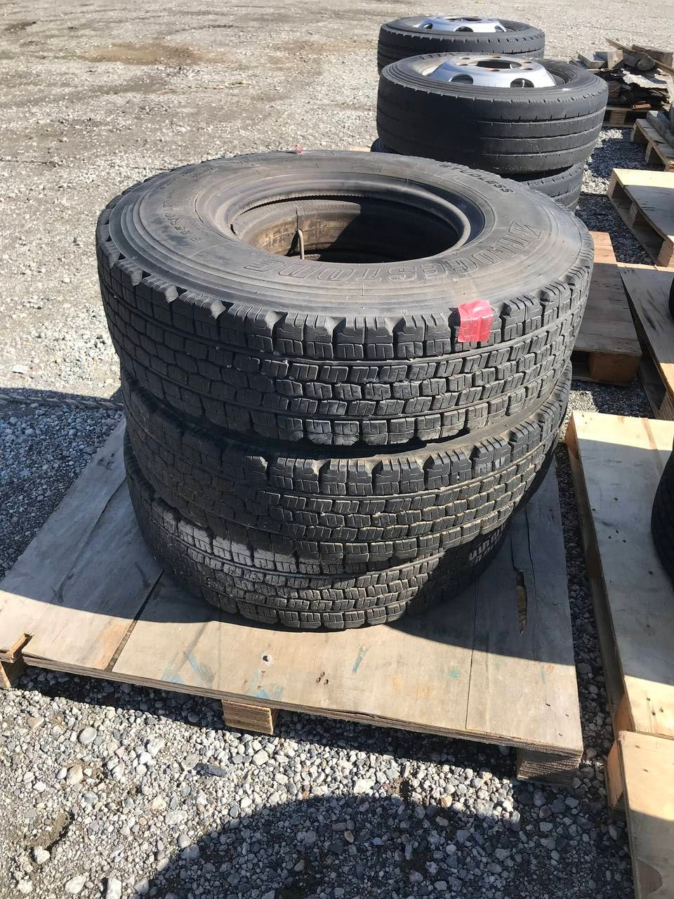 弥富纏め売り タイヤ スタッドレス3本 ホイールなし ブリジストン 8.25R16LT 14PR(中古)