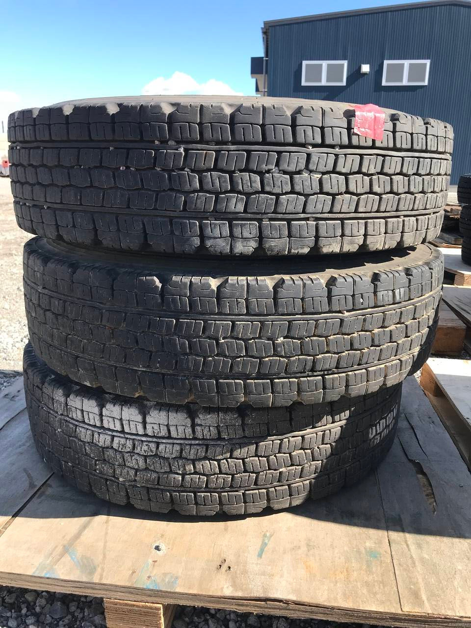 弥富纏め売り タイヤ スタッドレス3本 ホイールなし ブリジストン 8.25R16LT 14PR(中古)