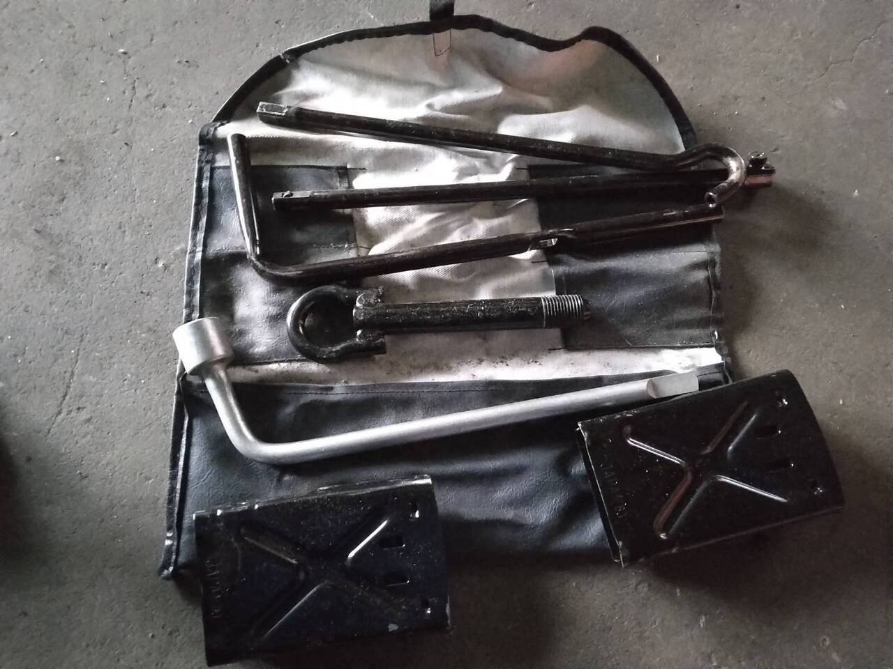 ジャッキ 工具付き(中古)