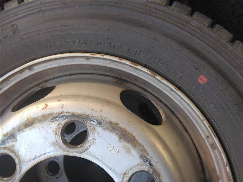 (棚卸まとめ売り)スタッドレスタイヤ 5本 DUNLOP 225/60R17.5(中古)