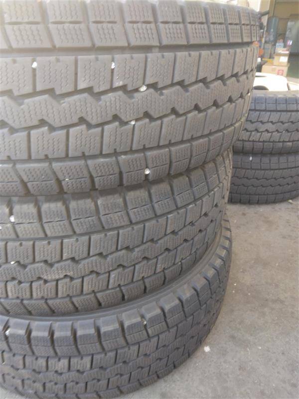 (棚卸まとめ売り)スタッドレスタイヤ 5本 DUNLOP 225/60R17.5(中古)