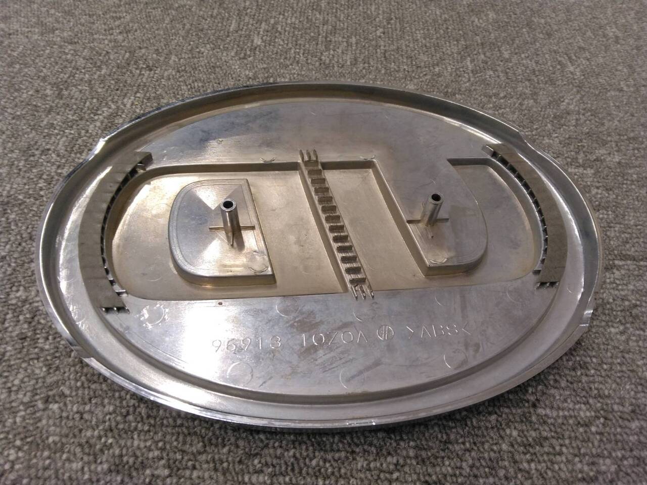 UDエンブレム フロントエンブレム 96918 10Z0A メッキ ブラック(中古)