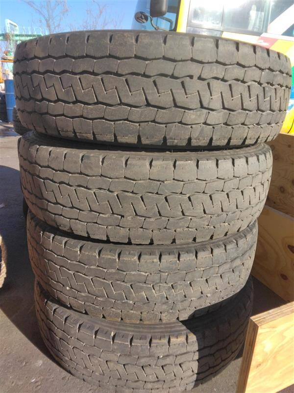 (棚卸まとめ売り)タイヤ 4本 ダンロップ 195/75R15(中古)