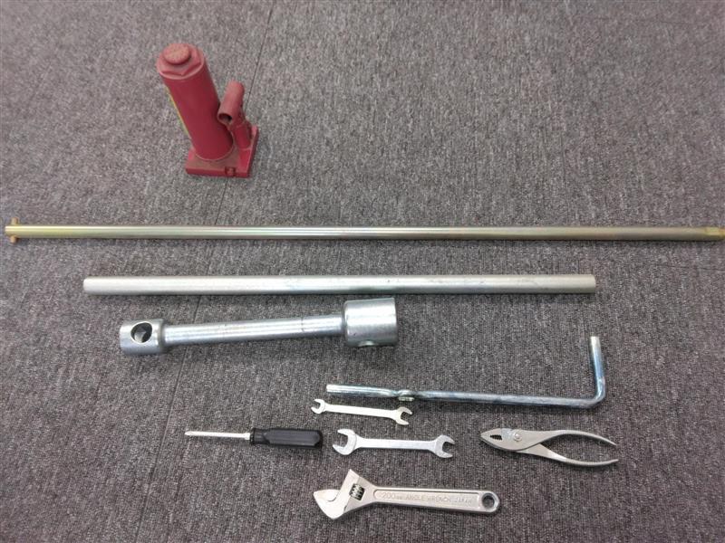 ジャッキ 工具付き 5トン デュトロ/KK-XZU301Xから取り外し(中古)