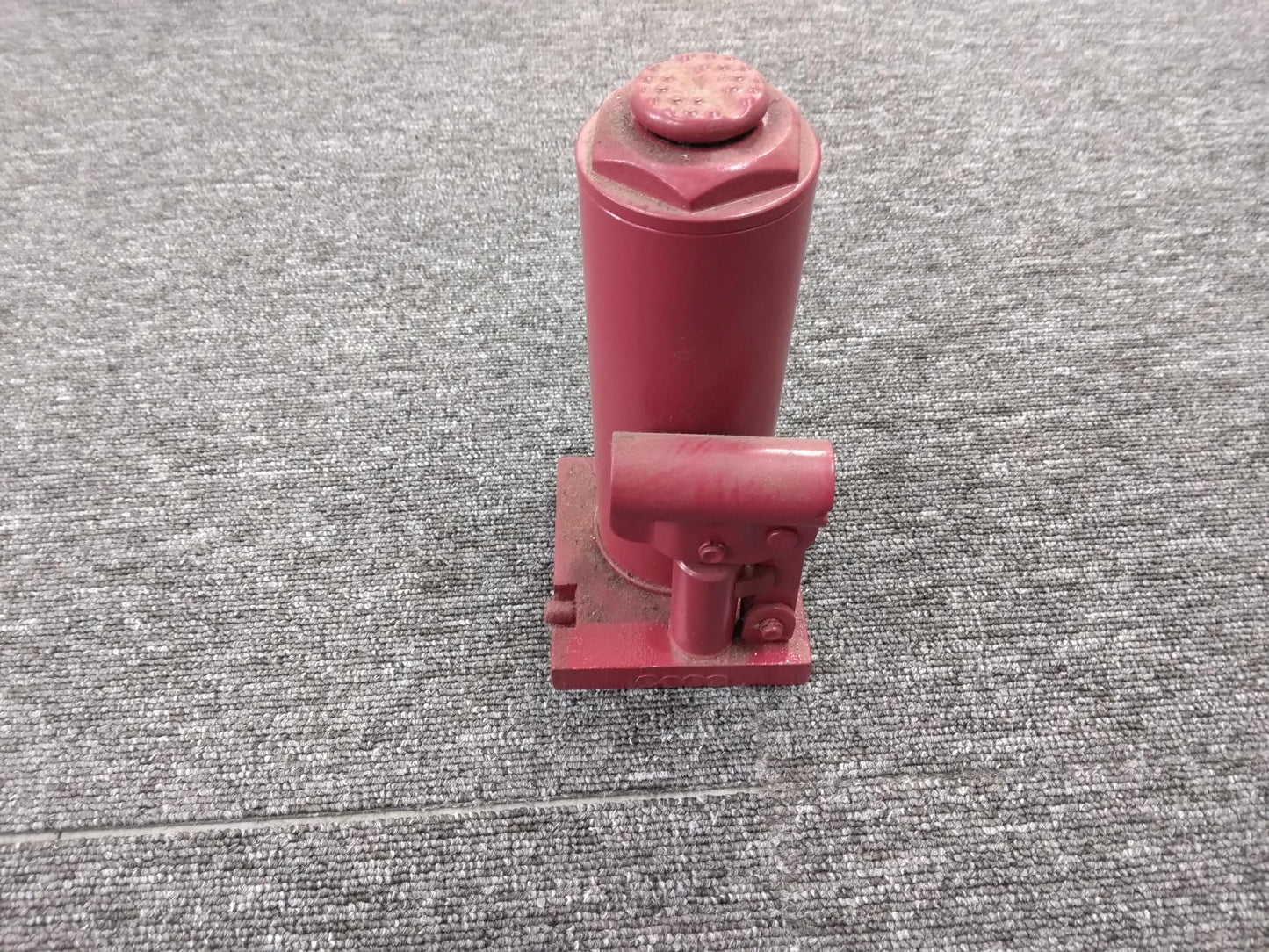 ジャッキ 工具付き 5トン デュトロ/KK-XZU301Xから取り外し(中古)