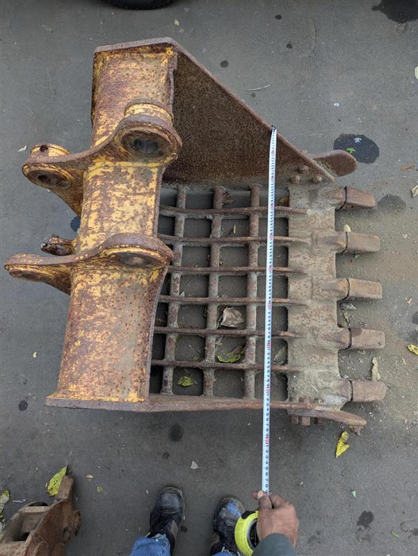 バケット スケルトン ■アーム幅: 200mm ■ピン径: 50.3mm (中古)