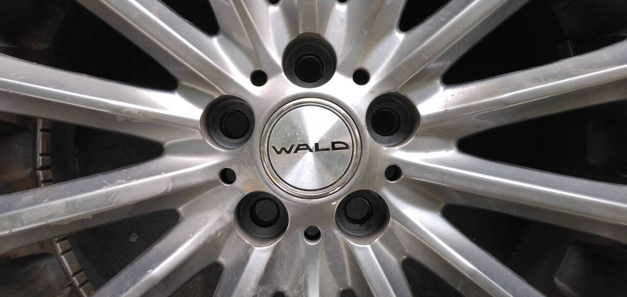 タイヤ　ホイール、ナット付き　4本　【225/40R18】DAA-ZVW30から取り外し（中古）
