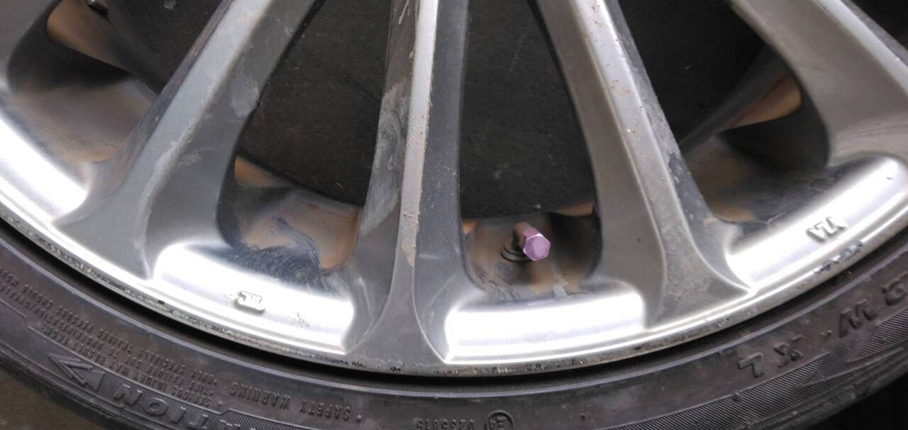 タイヤ　ホイール、ナット付き　4本　【225/40R18】DAA-ZVW30から取り外し（中古）