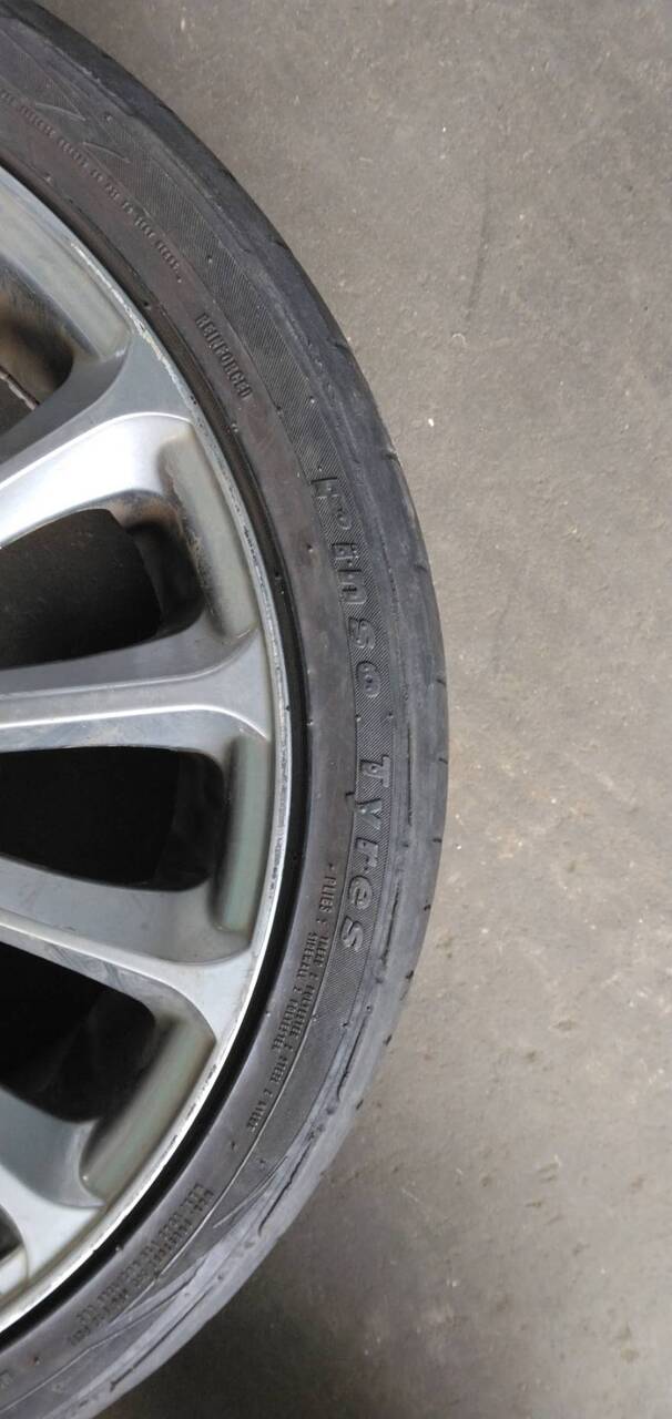 タイヤ　ホイール、ナット付き　4本　【225/40R18】DAA-ZVW30から取り外し（中古）